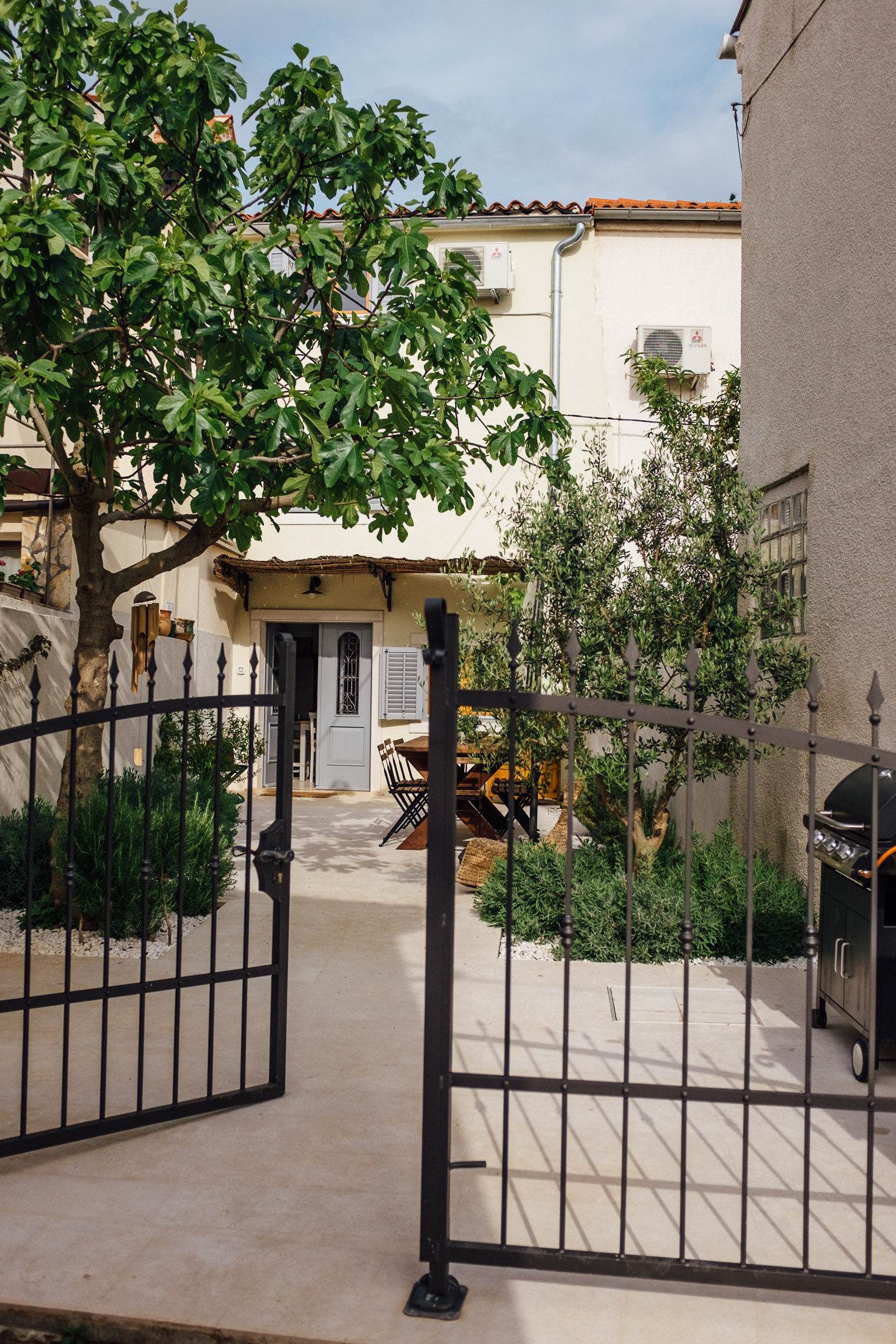 Mediterranean Garden - Photo 2